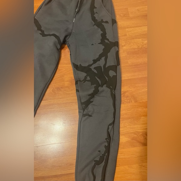 Grey sweatpants with black graffiti writing, from Emminol. - Picture 2 of 4